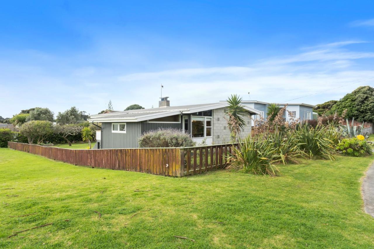 Queenie - Waikanae Beach Holiday Home Екстериор снимка
